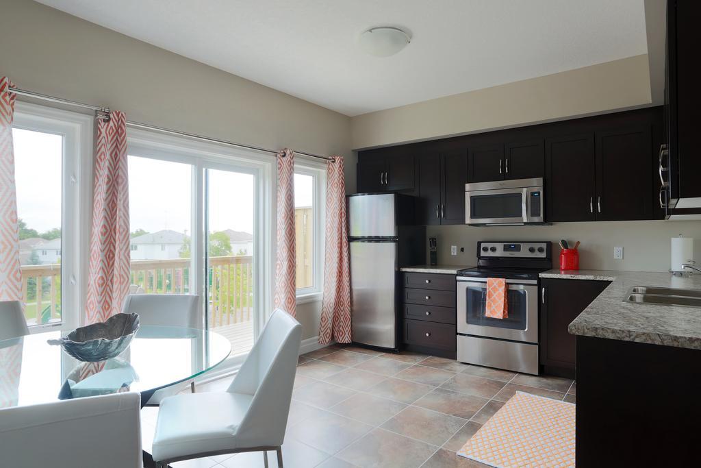 קיטצ'נר Boardwalk Homes - Executive Townhomes חדר תמונה