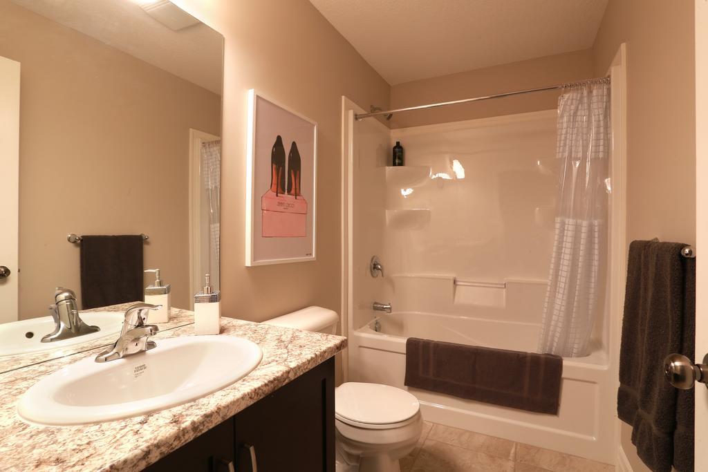 קיטצ'נר Boardwalk Homes - Executive Townhomes חדר תמונה